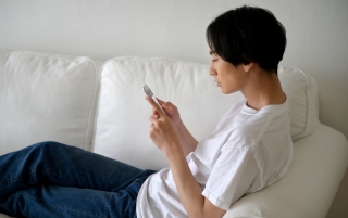 WEBで予約する男性