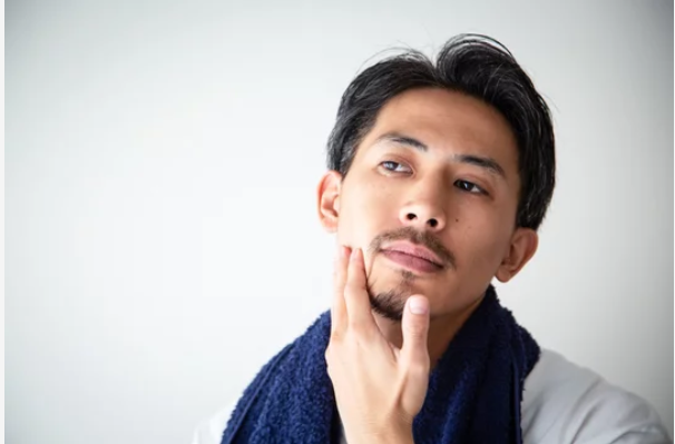 あごの疲れ・噛みしめを感じる男性